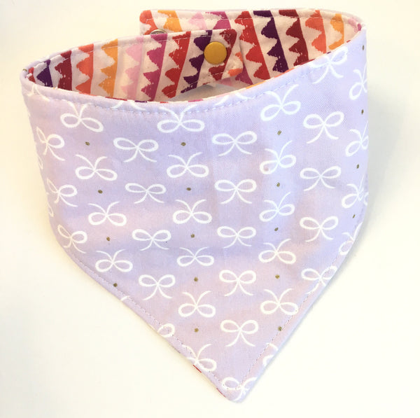 Bow Drool Catcher with zig zag pink - reversible & adjustable